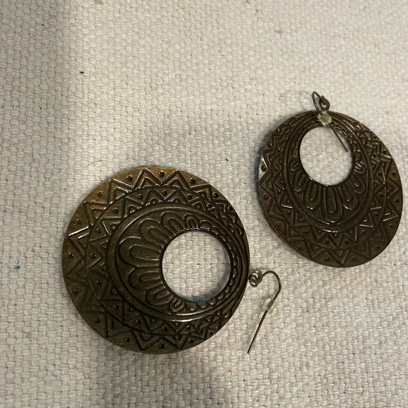 Hypoallergenic graphic round keyhole boho earrings - Picture 4 of 4